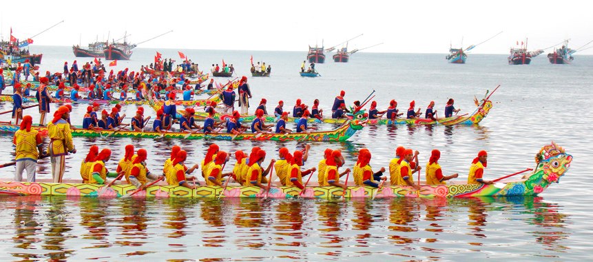 Lễ hội đua thuyền, nơi hội tụ văn hóa, tâm linh vùng ven biển. (13/12/2015)